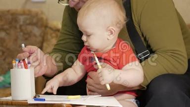 可爱的宝宝和他的祖父在纸上画着记号。 这孩子过敏，眼睛发红。 孩子一年。